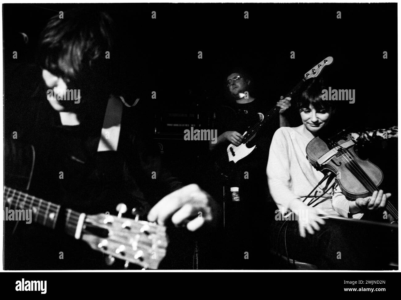 GORKYS ZYGOTIC MYNCI, KONZERT, 2000: Megan Childs Violinist von Gorkys Zygotic Mynci spielt am 26. Oktober 2000 im Clwb IFOR Bach Welsh Club in Wales. Foto: Rob Watkins. INFO: Gorkys Zygotic Mynci, eine walisische Psychedelic- und Indie-Rock-Band, die von den frühen 90er bis zu den frühen 2000er Jahren aktiv war, kreierte einen skurrilen und eklektischen Sound. Alben wie 'Barafundle' zeigten ihren folkloristischen, mehrsprachigen Ansatz und machten sie einflussreich in den alternativen und Indie-Szenen. Stockfoto