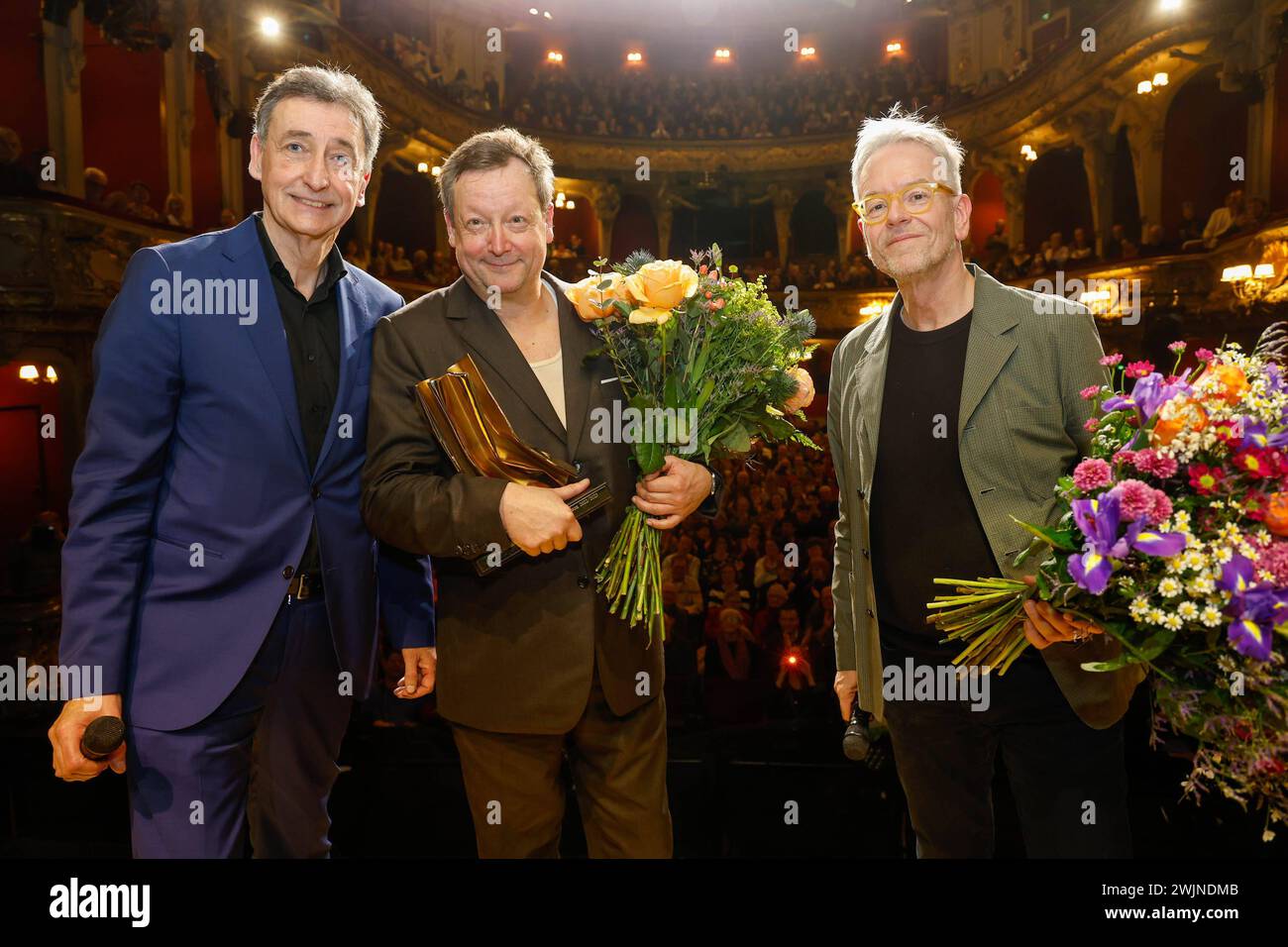 Dirk Streich Praesident Berliner Theaterclub, Matthias Brandt, Oliver Reese Intendant Berliner Ensemble bei der Verleihung des Goldenen Vorhangs an Matthias Brandt im Anschluss an die Aufführung mein Name sei Gantenbein im Theater Berliner Ensemble. *** Dirk Streich Präsident Berliner Theaterclub , Matthias Brandt, Oliver Reese Direktor Berliner Ensemble bei der Präsentation des Goldenen Vorhangs an Matthias Brandt nach der Aufführung mein Name sei Gantenbein am Theater Berliner Ensemble Stockfoto