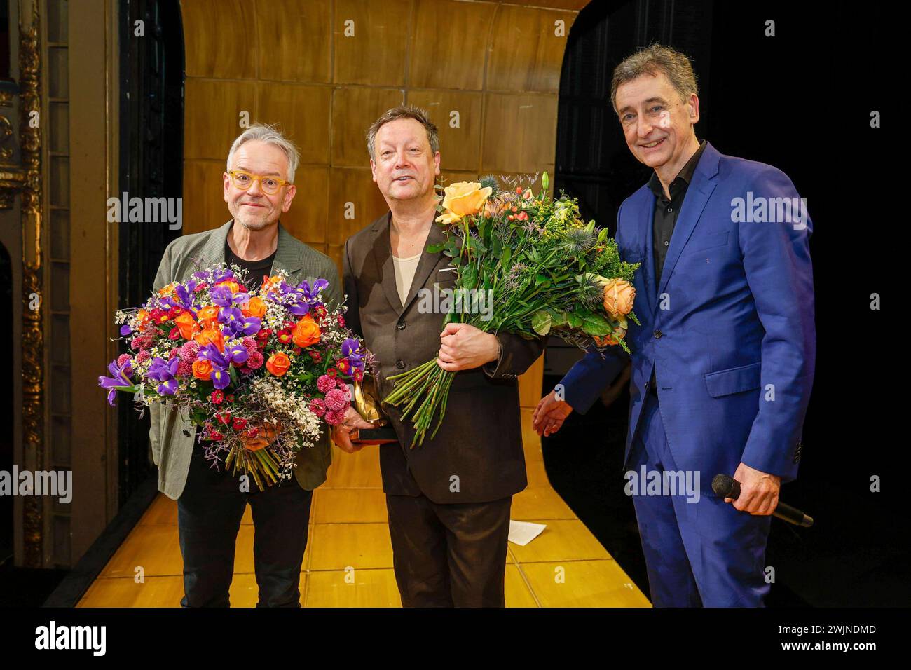 Oliver Reese Intendant Berliner Ensemble, Matthias Brandt, Dirk Streich Praesident Berliner Theaterclub bei der Verleihung des Goldenen Vorhangs an Matthias Brandt im Anschluss an die Aufführung mein Name sei Gantenbein im Theater Berliner Ensemble. *** Oliver Reese Regisseur Berliner Ensemble, Matthias Brandt, Dirk Streich Präsident Berliner Theaterclub bei der Präsentation des Goldenen Vorhangs an Matthias Brandt nach der Aufführung mein Name sei Gantenbein am Theater Berliner Ensemble Stockfoto