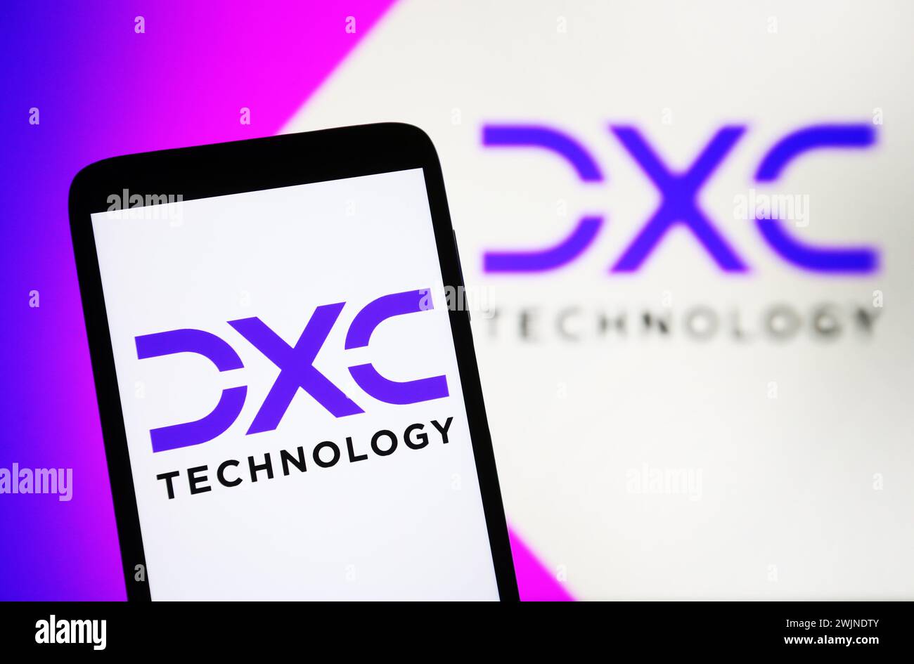 Ukraine. Februar 2024. In dieser Abbildung ist das Logo von DXC Technology Company auf einem Smartphone und im Hintergrund zu sehen. (Foto von Pavlo Gonchar/SOPA Images/SIPA USA) *** ausschließlich für redaktionelle Nachrichten *** Credit: SIPA USA/Alamy Live News Stockfoto