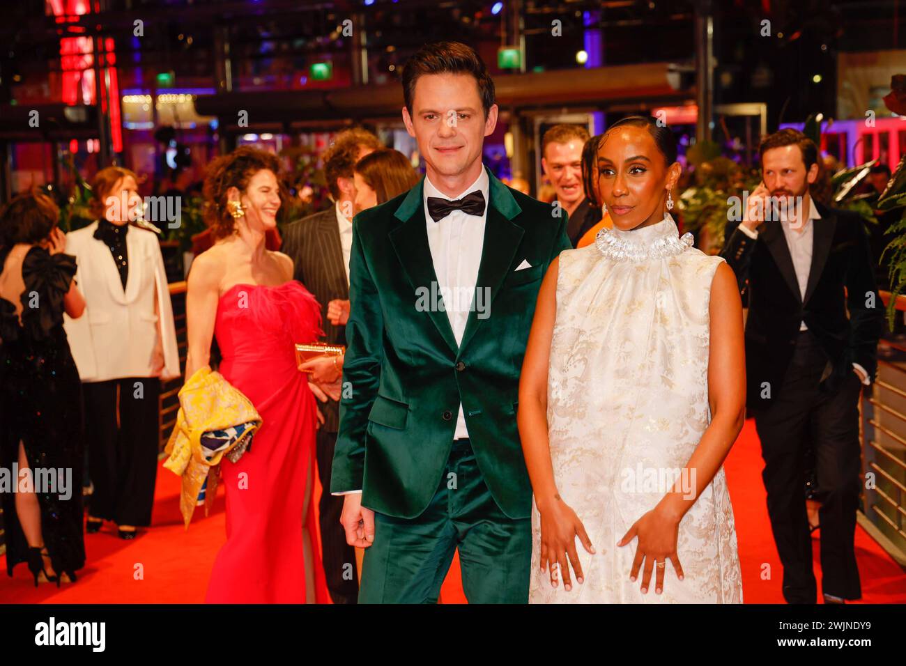 Jo Schueck, Hadnet Tesfai bei der Festivaleroeffnung der 74. Filmfestspiele Berlin im Berlinale Palast, Berlin. *** Jo Schueck, Hadnet Tesfai bei der Festivaleröffnung der 74. Berliner Filmfestspiele im Berlinale Palast, Berlin Stockfoto