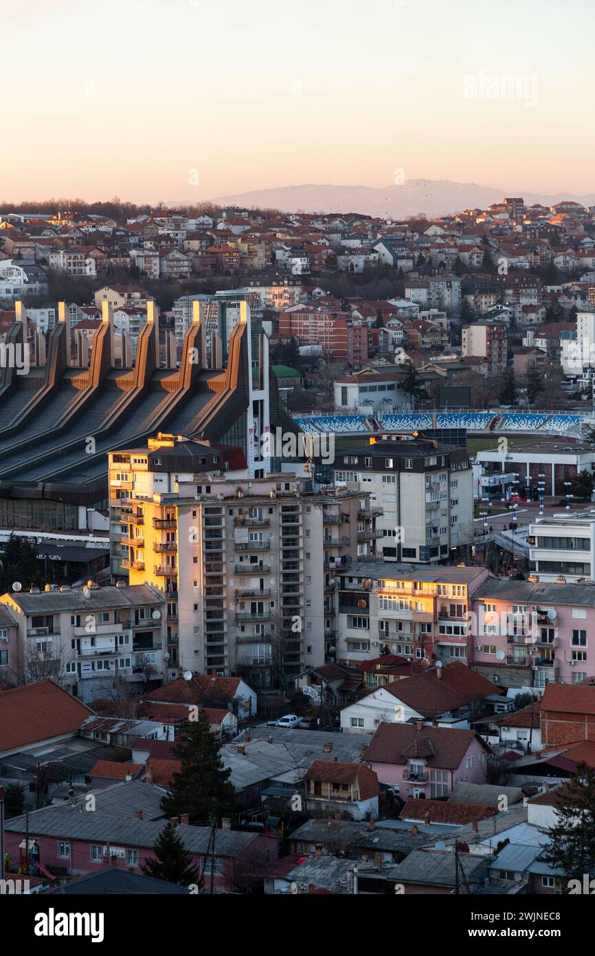 Pristina, Kosovo - 5. Februar 2024: Der Palast für Jugend und Sport, früher Boro und Ramiz, ist eine Mehrzweckhalle in Pristina, Kosovo. Stockfoto