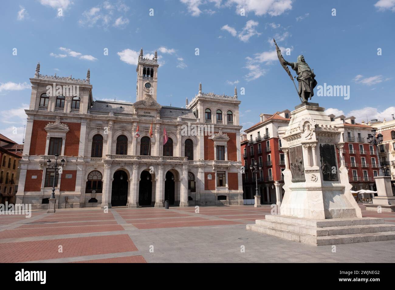 Denkmal für Graf Ansúrez (Bronzestatue), Gründer von Valladolid im 11. Jahrhundert und Rathaus. Modernistisch, eklektisch mit Beaux-Arts-Stil und Renais Stockfoto