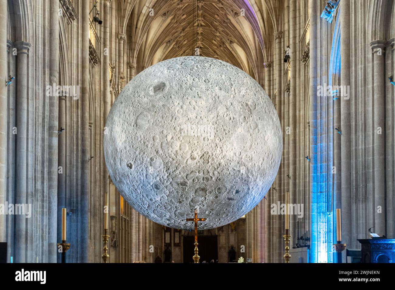 Februar 2024. Das Museum of the Moon Kunstwerk des britischen Künstlers Luke Jerram ist derzeit in der Winchester Cathedral, Hampshire, England, ausgestellt. Die großformatige Kunstinstallation tourte um den Globus. Die Kathedrale zieht viele Besucher an, und während der Ausstellung sind mehrere Veranstaltungen geplant. Stockfoto