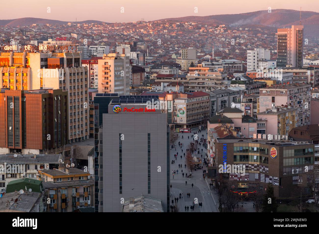 Pristina, Kosovo - 5. Februar 2024: Blick von der Kathedrale von Mutter Teresa in der Innenstadt von Pristina, der Hauptstadt des Kosovo. Stockfoto