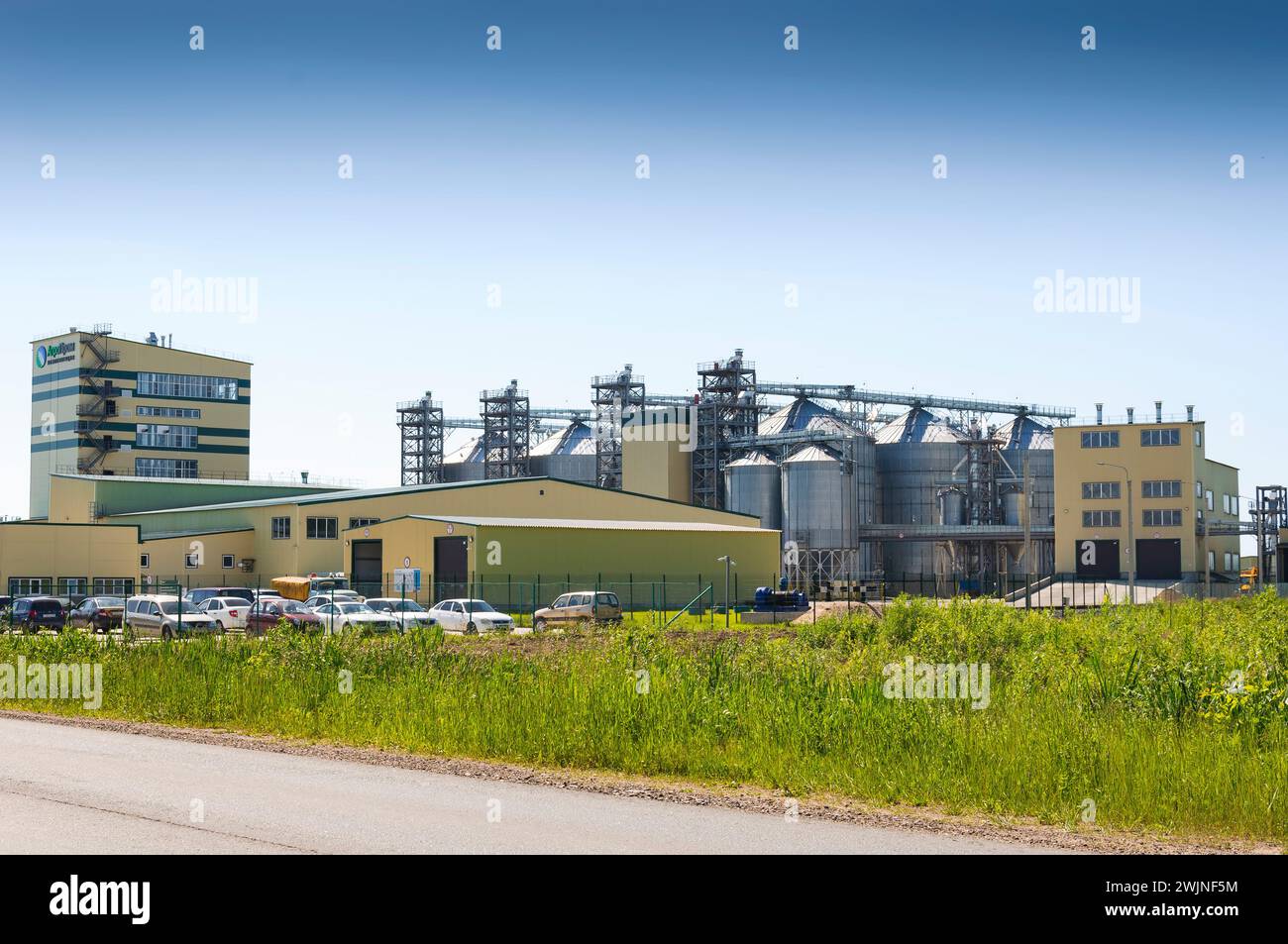 Russland. Region Tver. 19. Juni 2021 große silberne Tanks des Aufzugs im Agrar-Industriekomplex. Stockfoto