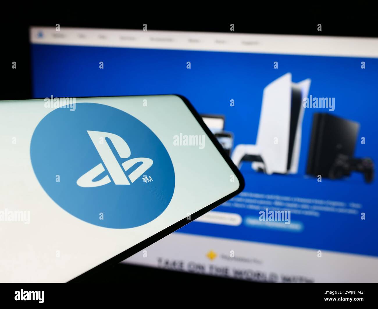 Mobiltelefon mit Logo der Videospielplattform PlayStation Network (PSN) vor der Unternehmenswebsite. Konzentrieren Sie sich auf die Mitte des Telefondisplays. Stockfoto