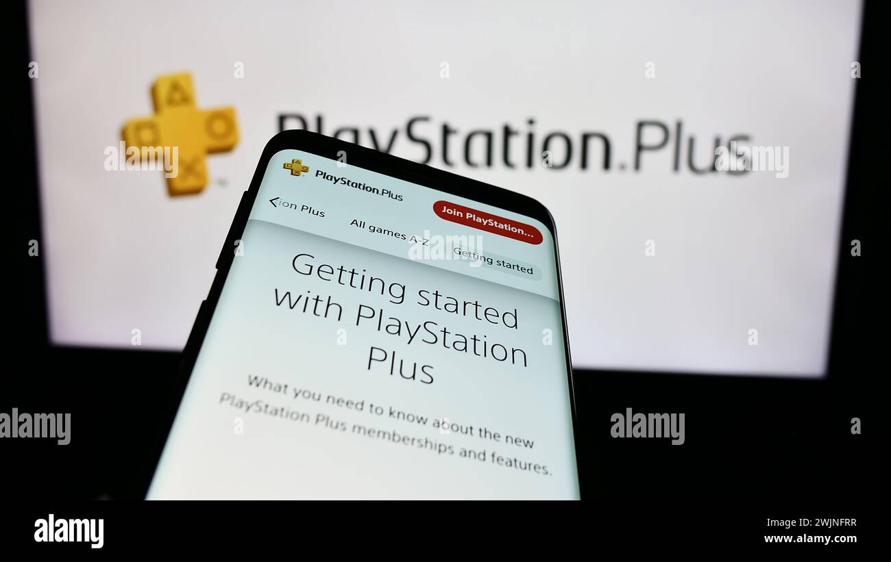 Mobiltelefon mit Website des Abonnementdienstes PlayStation Plus (PS Plus) vor dem Firmenlogo. Fokussieren Sie sich oben links auf der Telefonanzeige. Stockfoto