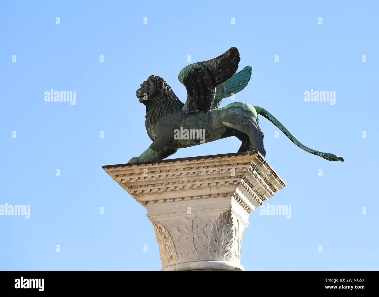 Venedig, VE, Italien - 13. Februar 2024: Geflügelter Löwe Symbol der Serenissima Republik Venedig und des blauen Himmels Stockfoto