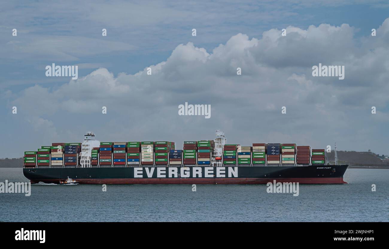 Panamakanal, Panama - 24. Juli 2023: Nahaufnahme, Evergreen-Containerschiff auf dem Gatun-See unter blauer Wolkenlandschaft Stockfoto