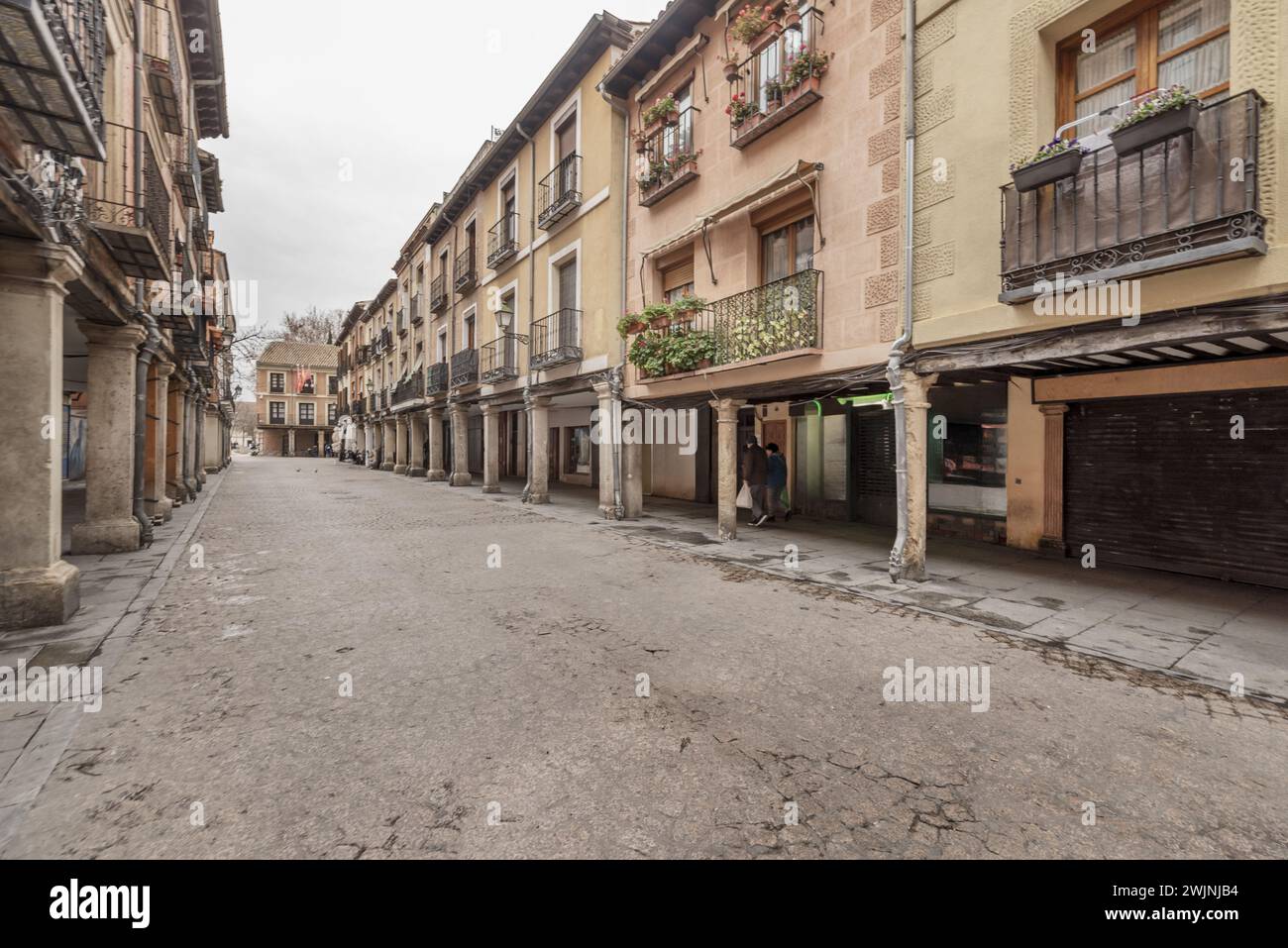 Blick auf die Fassaden sehr alter und historischer Häuser an der Hauptstraße von Alcalá de Henares, Madrid Stockfoto