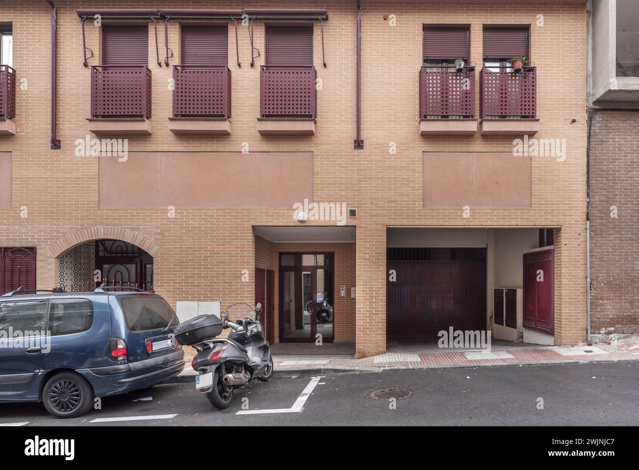 Hauptfassade eines zweistöckigen städtischen Wohnhauses mit Portal und Zugangstür zur Garage Stockfoto