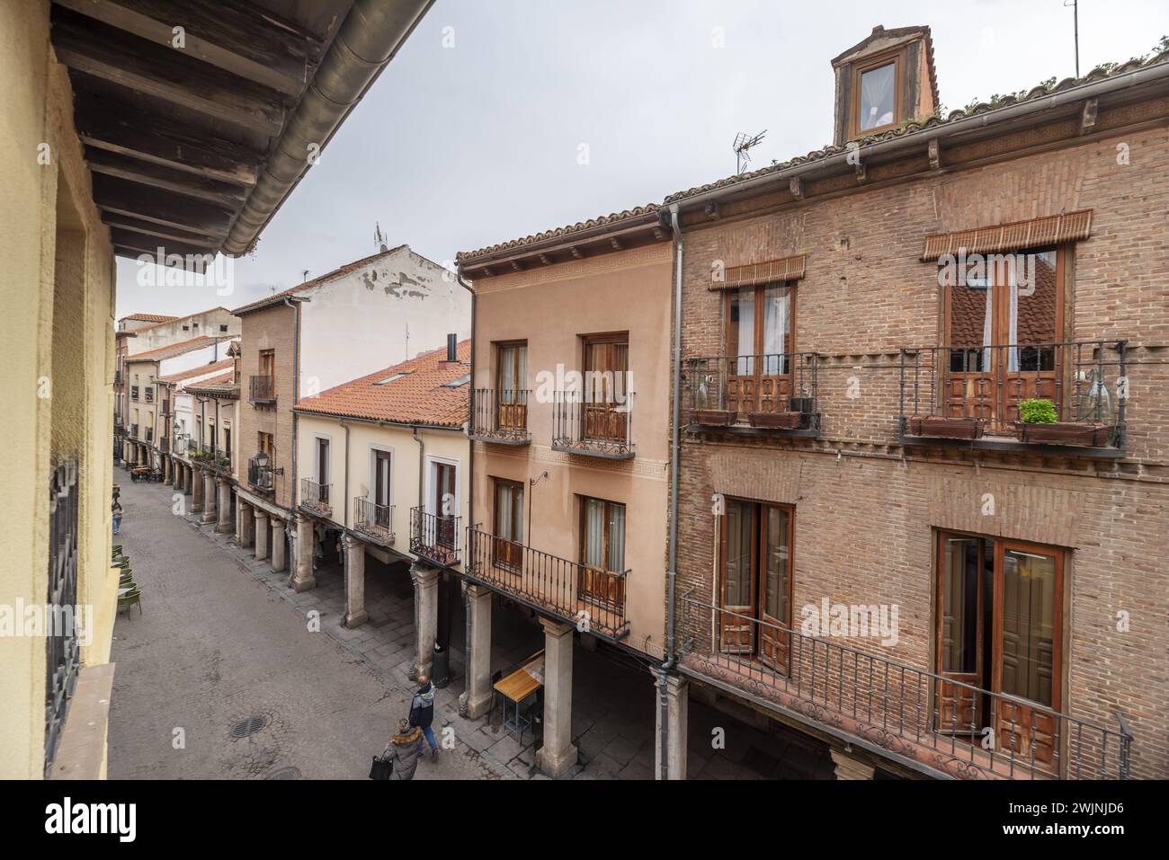 Blick auf die Fassaden sehr alter Häuser an der Hauptstraße von Alcalá de Henares, Madrid Stockfoto