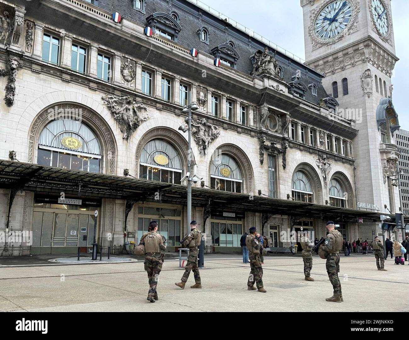 Paris, Frankreich. Februar 2024. © PHOTOPQR/LE PARISIEN/Delphine Goldsztejn ; Paris ; 16/02/2024 ; Pour les JO, la France renforce sa sécurité Vigipirate Plan Vigipirate : sécurité renforcée dans les Transports Gare de Lyon à Paris Le 16/02/2024 Foto : Delphine Goldsztejn Paris, Frankreich, 16. februar 2024 Sicherheit am Bahnhof Credit: MAXPPP/Alamy Live News Stockfoto