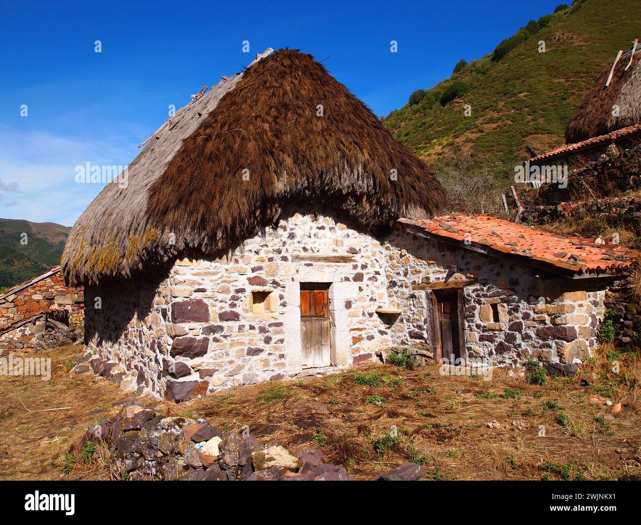 Ein altes Holz- und Strohgebäude im keltischen Stil in den Bergen, um die Tiere der Herde zu lagern Stockfoto