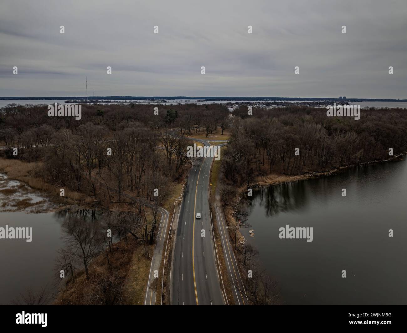 Ein Blick aus der Vogelperspektive auf die City Island Road im Pelham Bay Park in der Bronx, New York an einem bewölkten Tag Stockfoto
