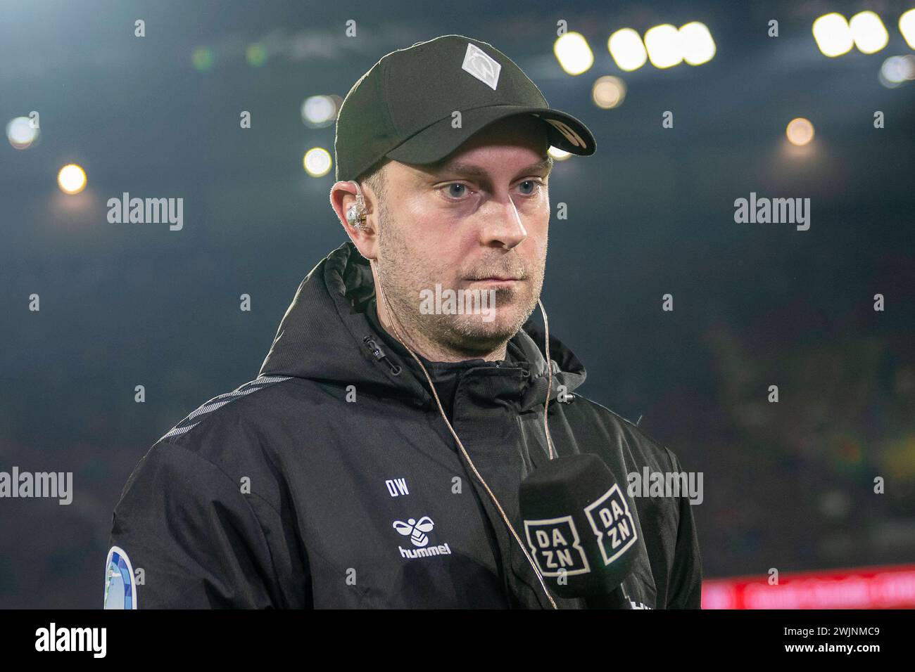 1. FC Köln gegen SV Werder Bremen, Fussball, 1. Bundesliga 22. Spieltag, Saison 2023/2024, 16.02.2024 Ole Werner SV Werder Bremen, Trainer wartet auf die Fragen beim Interview. Fußball: 1. Bundesliga, Saison 2023/2024, 22. Spieltag, 1. FC Köln - SV Werder Bremen am 16.02.2024 im RheinEnergieStadion Köln. Wichtiger Hinweis: Gemaess den Vorgaben der DFL Deutsche Fussball Liga bzw. Des DFB Deutscher Fussball-Bund ist es untersagt, in dem Stadion und/oder vom Spiel angefertigte Fotoaufnahmen in Form von Sequenzbildern und/oder videoaehnlichen Fotostrecken zu verwerten bzw. Verwerten zu lasse Stockfoto