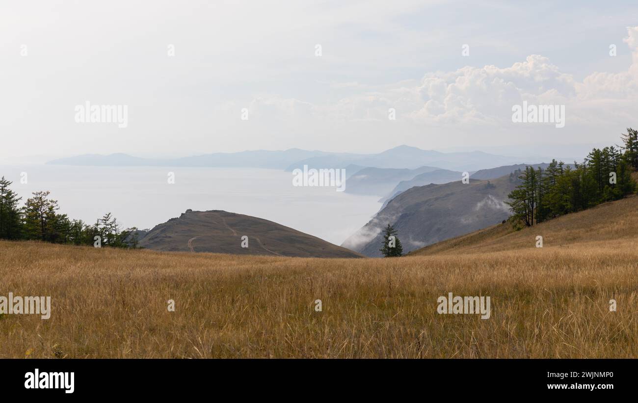 Mystische Buchten erstrecken sich in einem feinen Nebel entlang der Küste von Olchon, der größten Insel am Baikalsee in Russland. Stockfoto