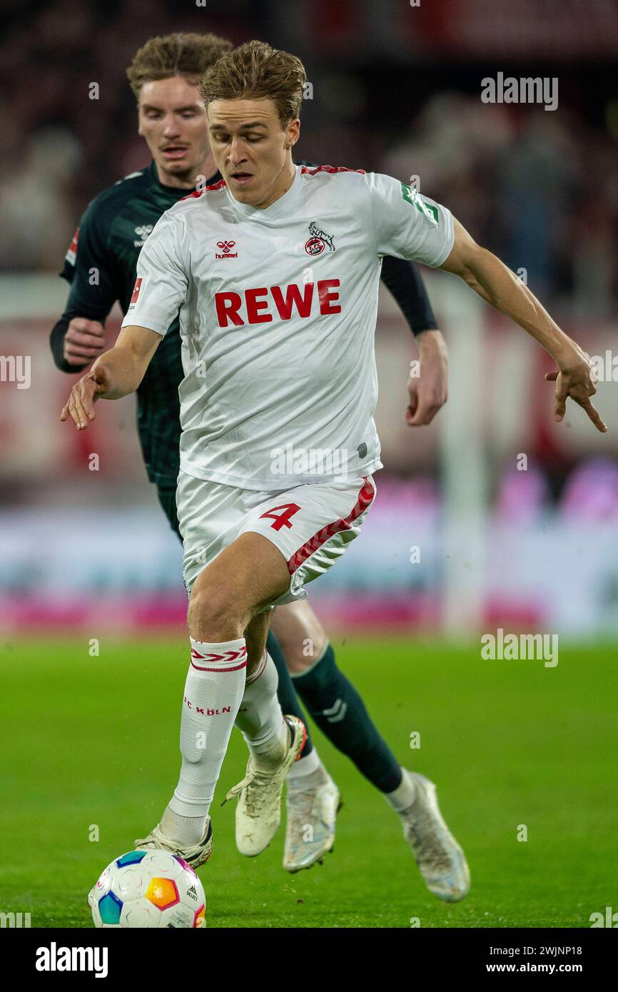 1. FC Köln gegen SV Werder Bremen, Fussball, 1. Bundesliga 22. Spieltag, Saison 2023/2024, 16.02.2024 Nick Woltemade SV Werder Bremen, 29 kommt nicht hinter Timo Huebers 1. FC Köln, 04 sie. Fußball: 1. Bundesliga, Saison 2023/2024, 22. Spieltag, 1. FC Köln - SV Werder Bremen am 16.02.2024 im RheinEnergieStadion Köln. Wichtiger Hinweis: Gemaess den Vorgaben der DFL Deutsche Fussball Liga bzw. Des DFB Deutscher Fussball-Bund ist es untersagt, in dem Stadion und/oder vom Spiel angefertigte Fotoaufnahmen in Form von Sequenzbildern und/oder videoaehnlichen Fotostrecken zu verwerten bzw. Verw Stockfoto