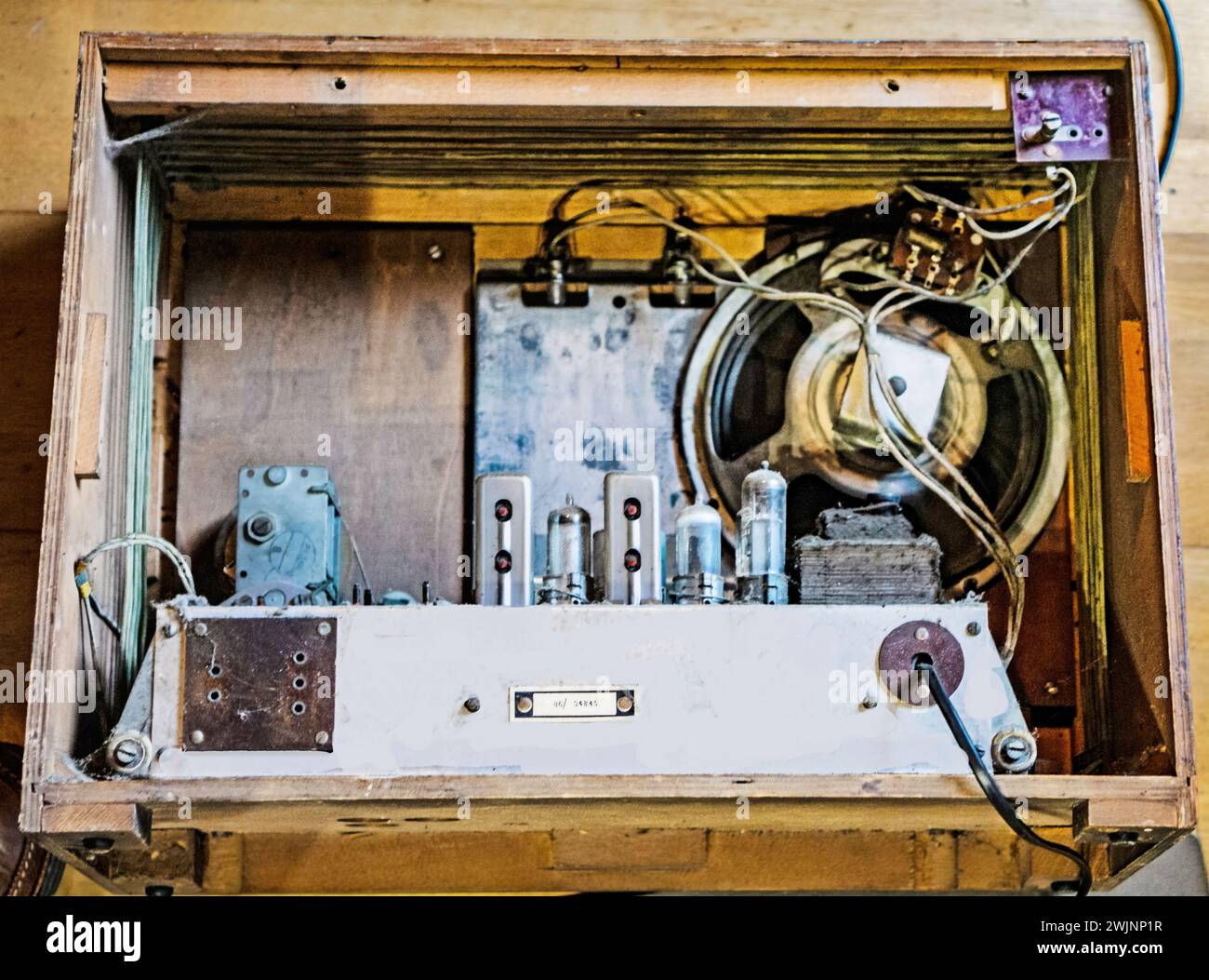 Das Innere eines alten, staubigen Radios mit Bush-Ventilen. Der 1932 gegründete Markenname Bush stammt von seiner Adresse in Shepards Bush, London, England. Der Markenname ist erhalten geblieben und hat mehrmals den Besitzer gewechselt. Es ist weiterhin möglich, Ersatzteile einschließlich Ventile für diese Funkgeräte zu kaufen. Die Produktion von Valve Radio wurde in den 1960er Jahren mit der Einführung von Transistorradios eingestellt. Stockfoto