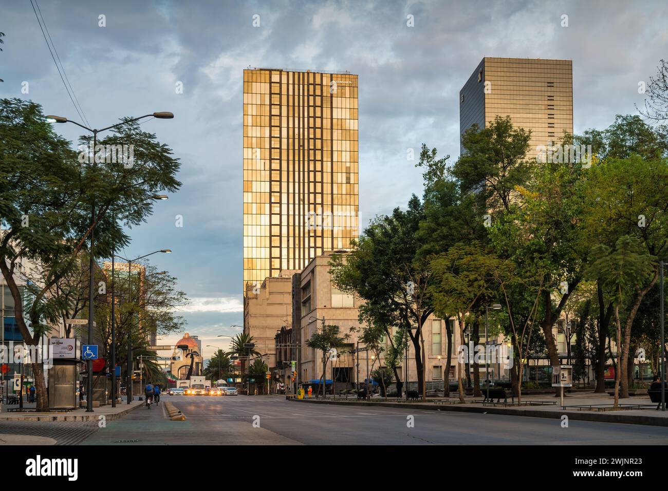 Avenida Juárez in der Innenstadt von Mexiko-Stadt mit , Mexiko. Stockfoto