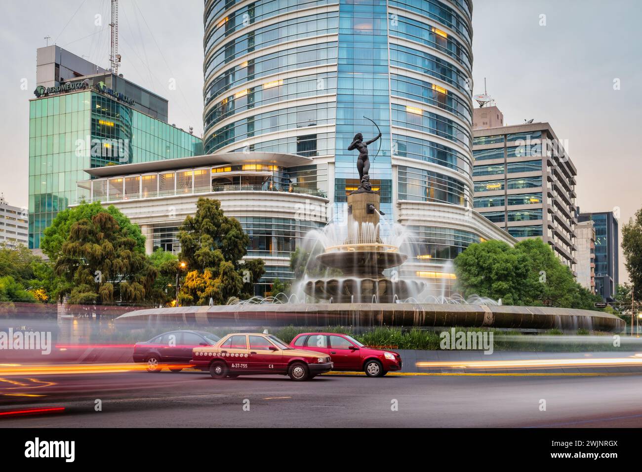 Diana der Huntress-Brunnen (Fuente de la Diana Cazadora) am Paseo de la Reforma Avenue in der Innenstadt von Mexiko-Stadt, Mexiko, Stockfoto