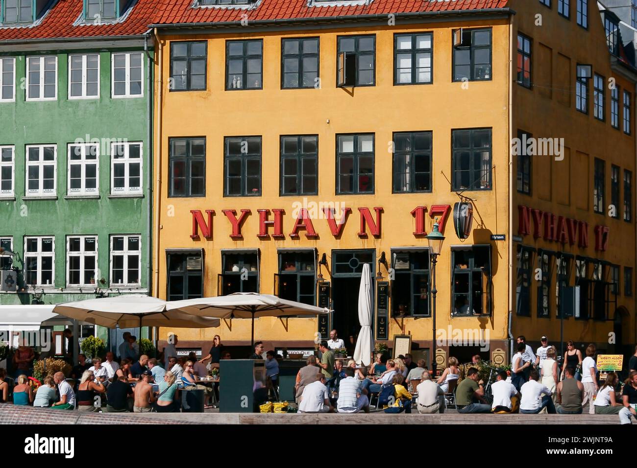 Leute sitzen draußen im Restaurant Nyhavn 17. Hafen, Kopenhagen, Dänemark, Skandinavien, Europa, Europäische Union, EU Stockfoto