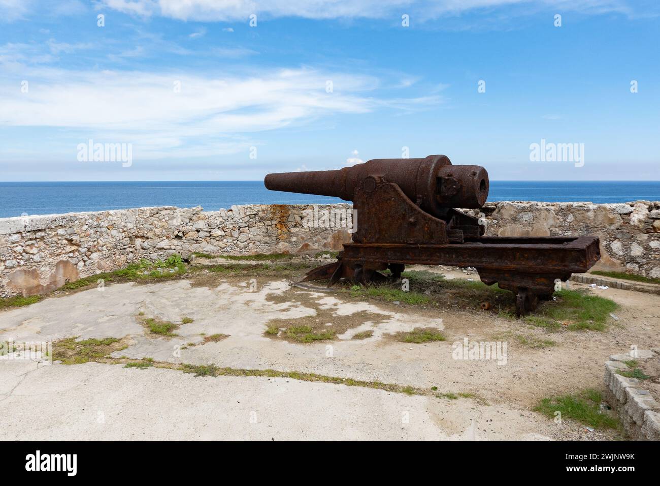 Kanone in der Nähe der Stadtmauer von Castillo de los Tres Reyes del Morro in Havanna, Kuba Stockfoto