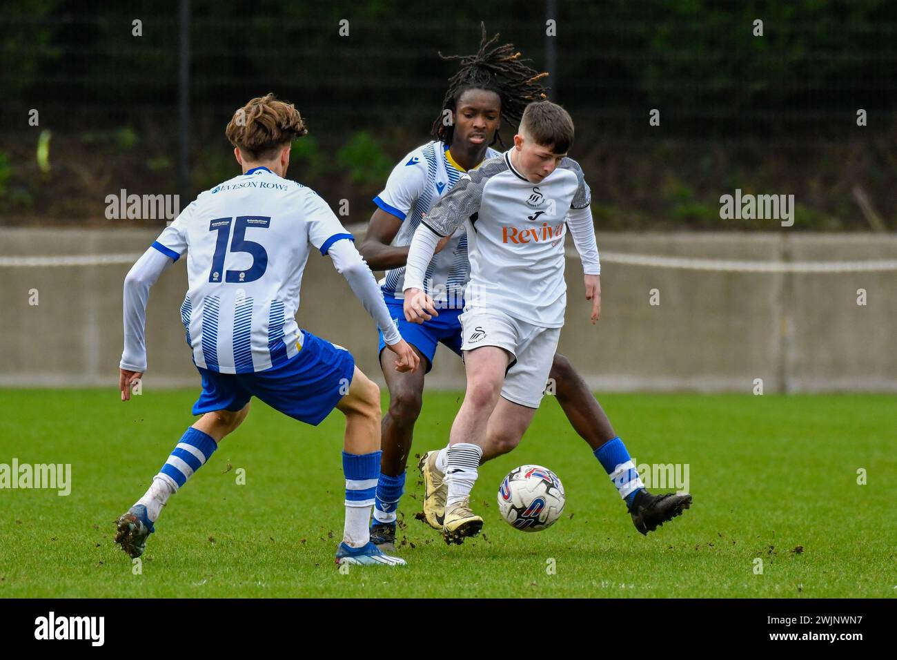 Landore, Swansea, Wales. 16. Februar 2024. Callum Jones aus Swansea City unter dem Druck von Andrew Palmer-Brown aus Colchester United während des U18-Spiels zwischen Swansea City und Colchester United in der Swansea City Academy in Landore, Swansea, Wales, Großbritannien am 16. Februar 2024. Quelle: Duncan Thomas/Majestic Media/Alamy Live News. Stockfoto