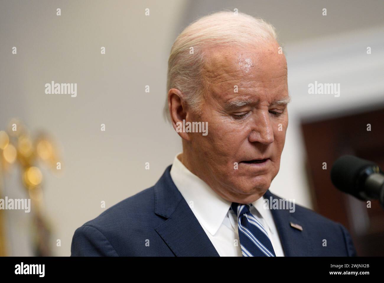 US-Präsident Joe Biden hält am 16. Februar 2024 im Roosevelt Room des Weißen Hauses in Washington, DC, eine Rede über den Tod von Aleksey Nawalny. Guthaben: Yuri Gripas/Pool über CNP/MediaPunch Stockfoto