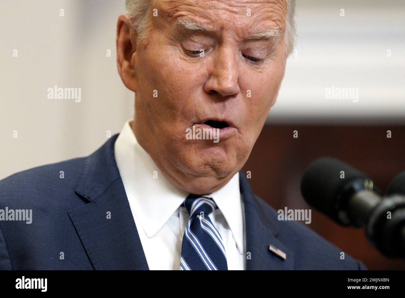 US-Präsident Joe Biden hält am 16. Februar 2024 im Roosevelt Room des Weißen Hauses in Washington, DC, eine Rede über den Tod von Aleksey Nawalny. Guthaben: Yuri Gripas/Pool über CNP/MediaPunch Stockfoto