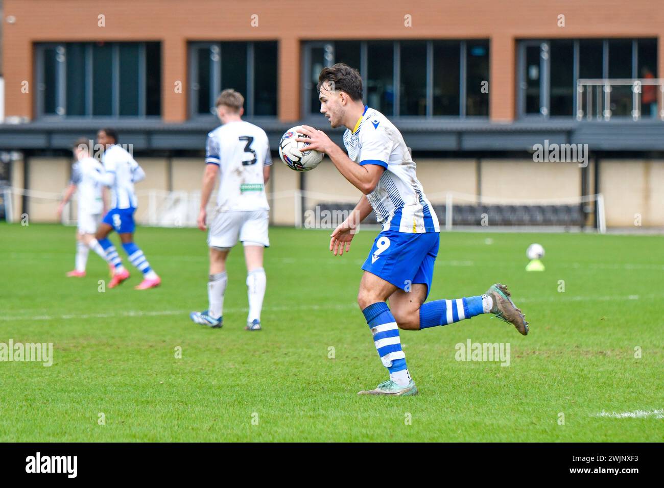 Landore, Swansea, Wales. 16. Februar 2024. Jamie Arnold von Colchester United feiert das Tor seines Teams beim U18-Spiel der Professional Development League zwischen Swansea City und Colchester United am 16. Februar 2024 in der Swansea City Academy in Landore, Swansea, Wales. Quelle: Duncan Thomas/Majestic Media/Alamy Live News. Stockfoto