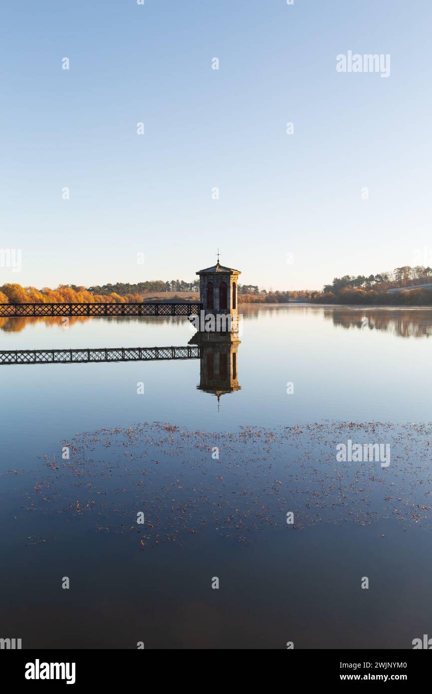 Ein Reservoir in der Nähe von Glasgow Schottland an einem sonnigen Wintermorgen im November Stockfoto