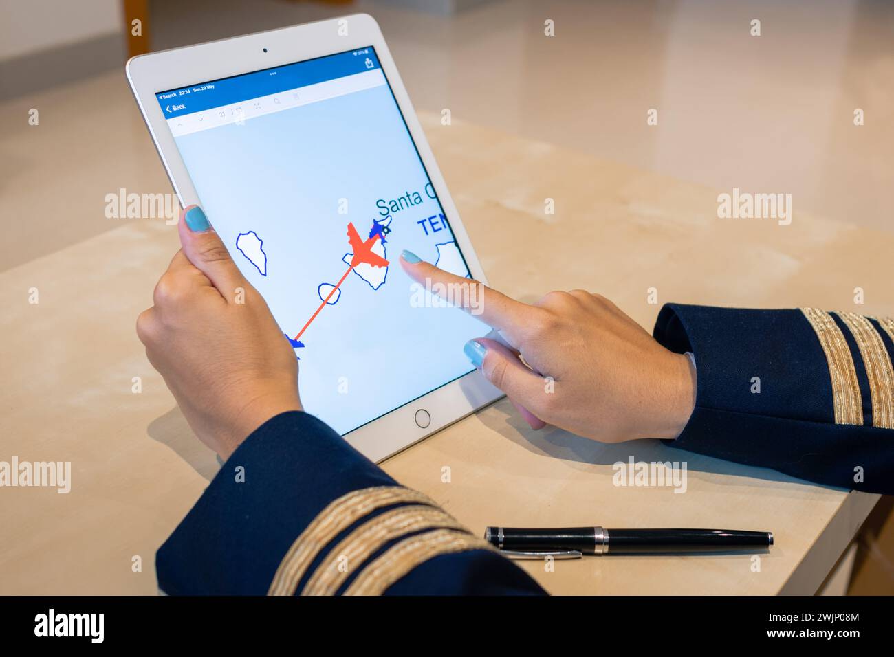 Nicht erkennbare Pilotin, die Flugdokumentation auf einem Tablet vorbereitet. Elektronische Flugtasche. Selektiver Fokus. Hochwertige Fotos. Stockfoto