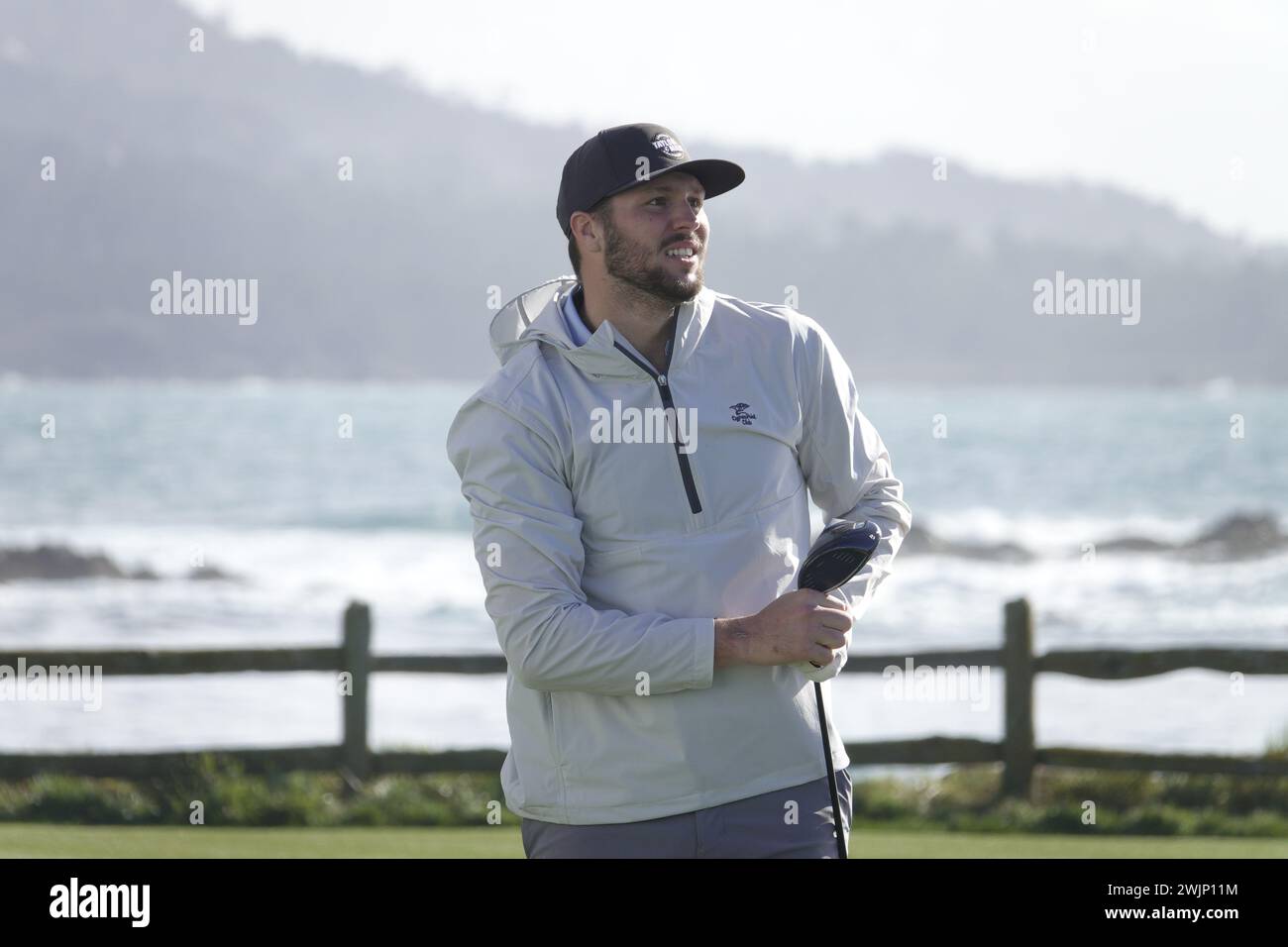 Pebble Beach, Monterey, Kalifornien, USA - 2. Februar 2024 NFL ÒsuperstarÓ Josh Allen fährt auf dem 18. Abschlag, während der 2. Runde in Pebble Beach Links, der zweiten ÒSignatureÓ-Veranstaltung der USA PGA Tour Saison - dem AT&T Pro-am bei den berühmten Pebble Beach Links. Stockfoto