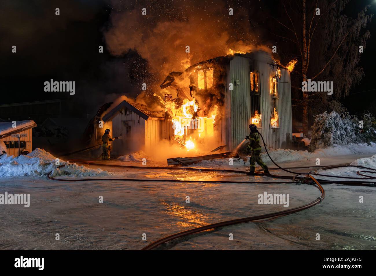 Feuerwehrleute bekämpfen Feuer, Haus in Feuer im vereisten und verschneiten Oslo, Norwegen Stockfoto