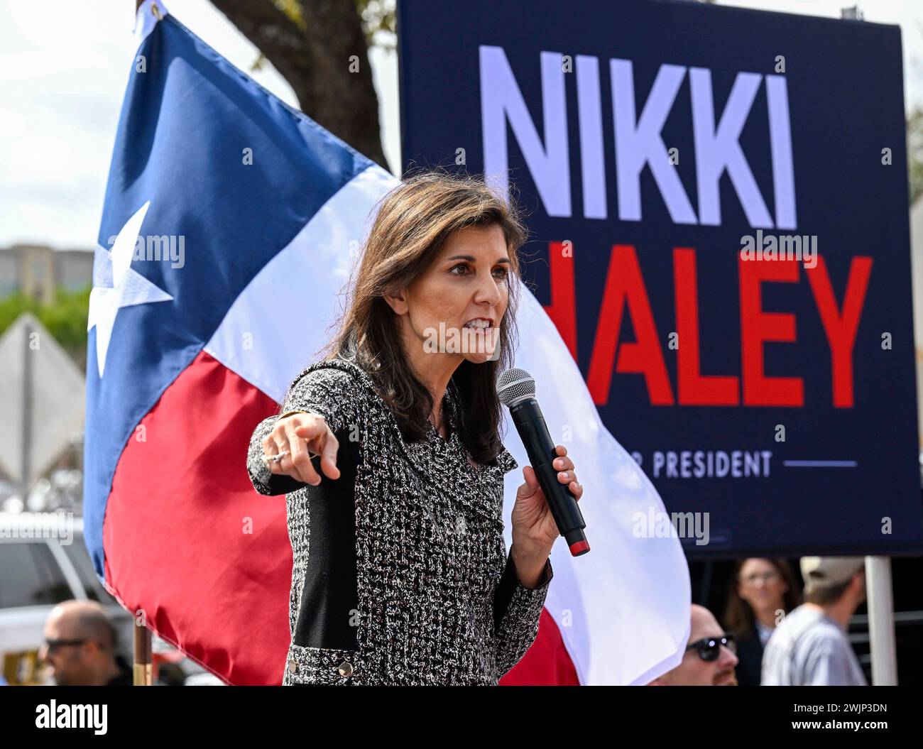 San Antonio Texas USA: Republikanischer Präsidentschaftskandidat NIKKI HALEY spricht am Freitag, den 16. Februar 2024, mit mehreren hundert Anhängern auf dem Villa Viva Market. Haley erzählte der Menge, dass der ehemalige Präsident Trump und der derzeitige Präsident Joe Biden beide zu alt seien, um dem Land wieder zu dienen. Quelle: Bob Daemmrich/Alamy Live News Stockfoto