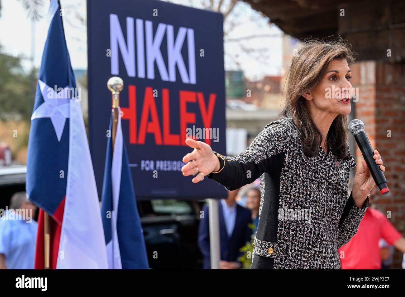 San Antonio Texas USA: Republikanischer Präsidentschaftskandidat NIKKI HALEY spricht am Freitag, den 16. Februar 2024, mit mehreren hundert Anhängern auf dem Villa Viva Market. Haley erzählte der Menge, dass der ehemalige Präsident Trump und der derzeitige Präsident Joe Biden beide zu alt seien, um dem Land wieder zu dienen. Quelle: Bob Daemmrich/Alamy Live News Stockfoto