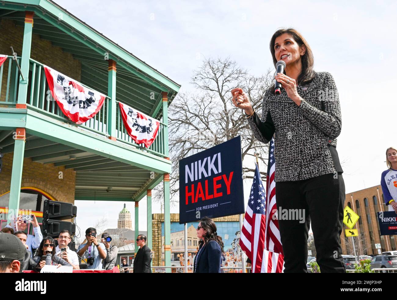 San Antonio Texas USA: Republikanischer Präsidentschaftskandidat NIKKI HALEY spricht am Freitag, den 16. Februar 2024, mit mehreren hundert Anhängern auf dem Villa Viva Market. Haley erzählte der Menge, dass der ehemalige Präsident Trump und der derzeitige Präsident Joe Biden beide zu alt seien, um dem Land wieder zu dienen. Quelle: Bob Daemmrich/Alamy Live News Stockfoto
