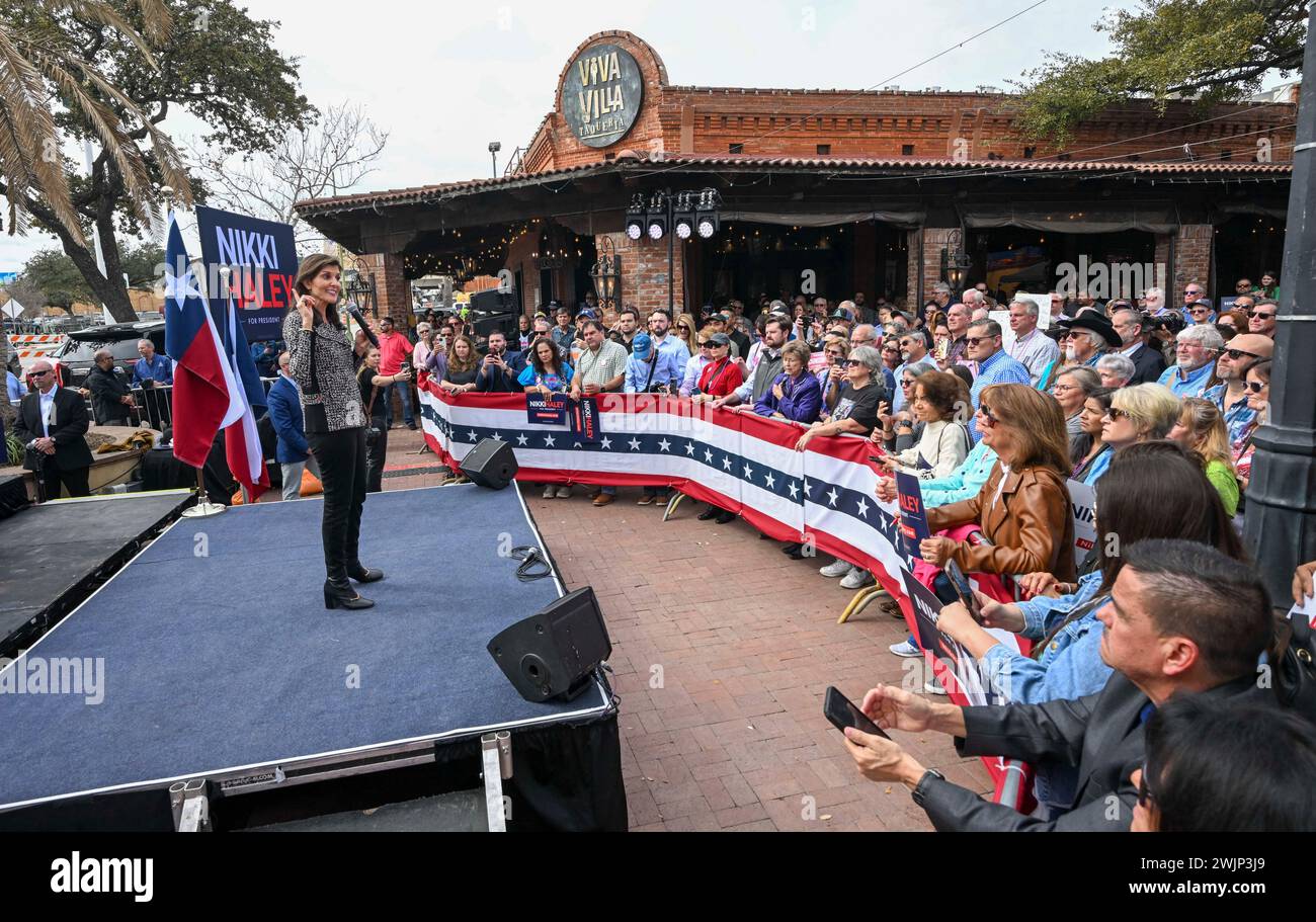 San Antonio Texas USA: Republikanischer Präsidentschaftskandidat NIKKI HALEY spricht am Freitag, den 16. Februar 2024, mit mehreren hundert Anhängern auf dem Villa Viva Market. Haley erzählte der Menge, dass der ehemalige Präsident Trump und der derzeitige Präsident Joe Biden beide zu alt seien, um dem Land wieder zu dienen. Quelle: Bob Daemmrich/Alamy Live News Stockfoto