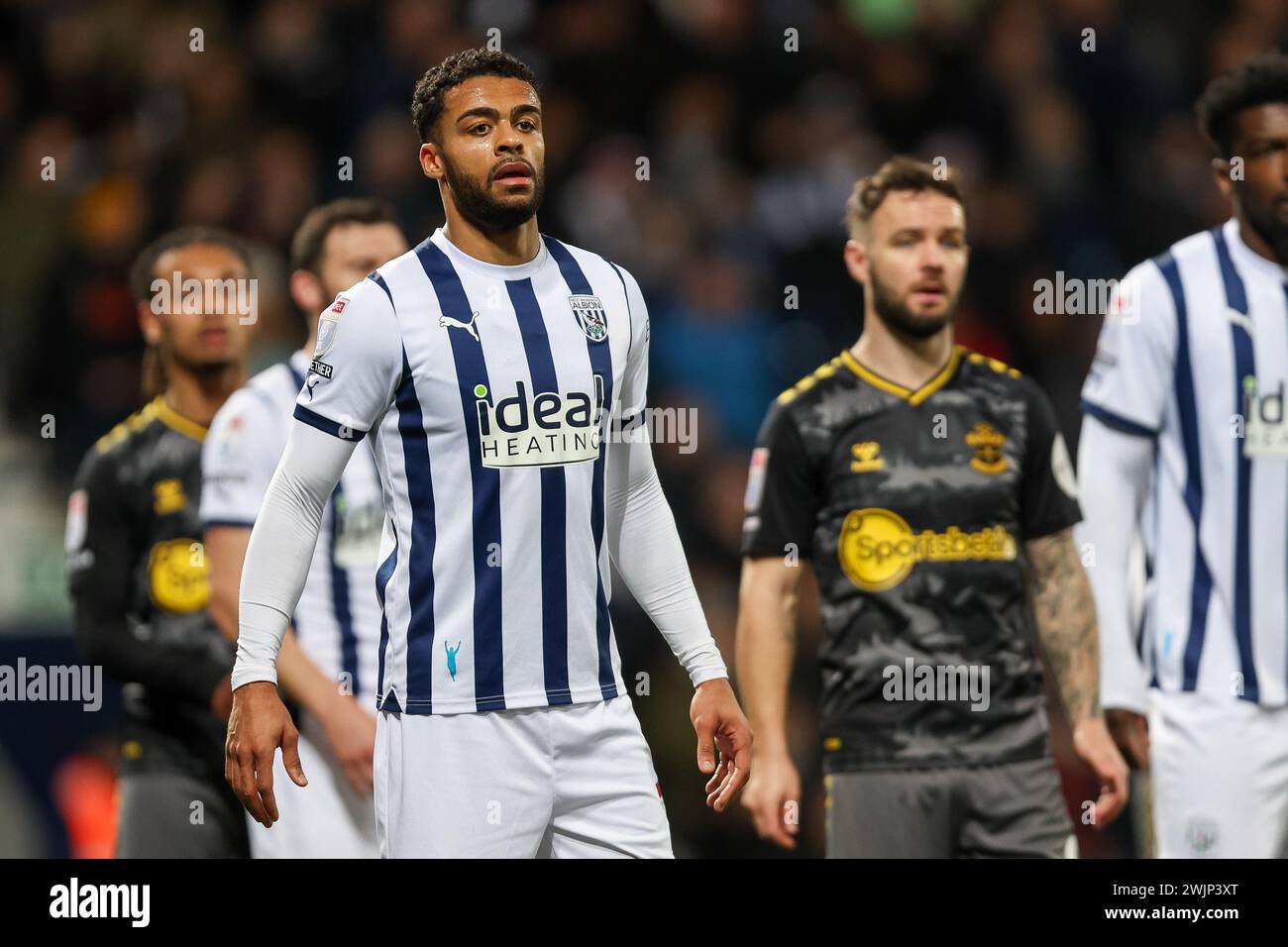 West Bromwich, Großbritannien. Februar 2024. West Bromwich Albion's Darnell Furlong während des EFL Sky Bet Championship-Spiels zwischen West Bromwich Albion und Southampton bei den Hawthorns in West Bromwich, England am 16. Februar 2024. Foto von Stuart Leggett. Nur redaktionelle Verwendung, Lizenz für kommerzielle Nutzung erforderlich. Keine Verwendung bei Wetten, Spielen oder Publikationen eines einzelnen Clubs/einer Liga/eines Spielers. Quelle: UK Sports Pics Ltd/Alamy Live News Stockfoto