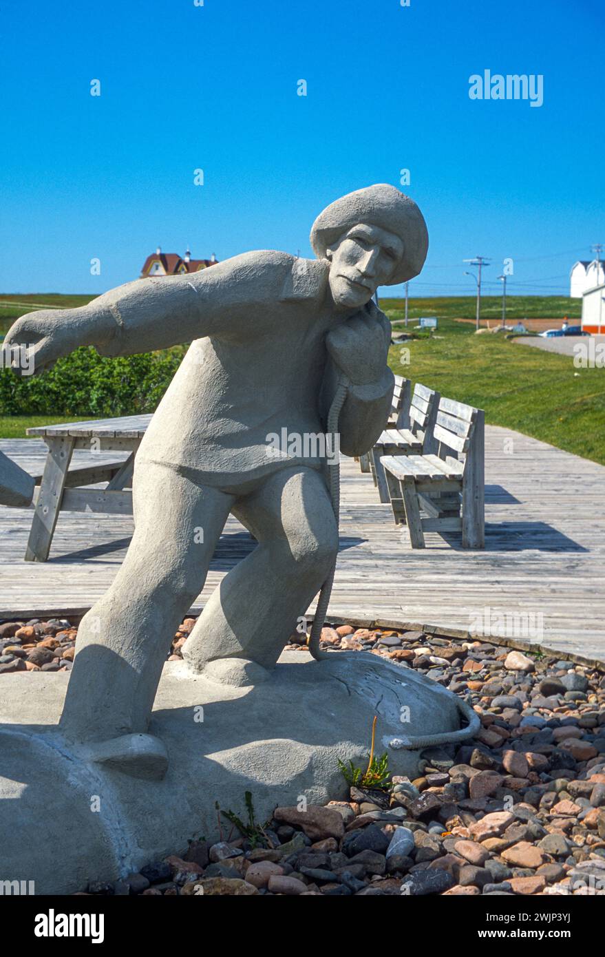 Die Isles D' Madeleine, Québec, Kanada, Skulptur aus Beton bei les Pecheurs zu Ehren der einheimischen Fischer Roger Langevin, Bildhauer, Cap aux Meules Stockfoto