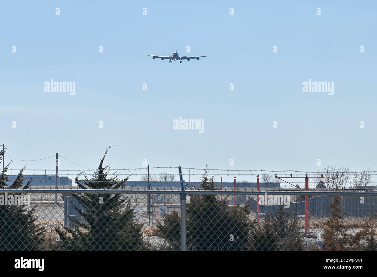 Ein KC-135R Stratotanker, der dem 155th Air Betanking Wing zugewiesen wurde, führt am 15. Februar 2024 auf dem Luftwaffenstützpunkt der National Guard in Lincoln (Nebraska) Touch-and-Gos durch. Beim Manöver landet man auf einer Landebahn und startet erneut, ohne dass man zum Stillstand kommt. (Foto der U.S. Air National Guard von Senior Airman Alexander D. Schriner) Stockfoto