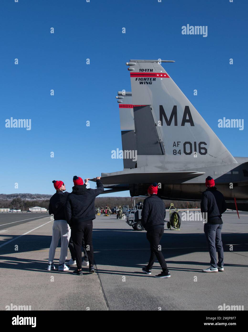 Spieler des Springfield Thunderbirds Hockeyteams verbrachten den Nachmittag mit einer Tour durch den 104th Fighter Wing am 14. Februar 2024 in der Barnes Air National Guard Base, Massachusetts. Während der Tour sahen die Spieler die F-15 Eagles des Flügels starten, erfuhren mehr über die Mission des Flügels und sprachen mit Piloten im Rahmen des Community Outreach Events. (Foto der U.S. Air National Guard von Tech. Sgt. Sara Kolinski) Stockfoto