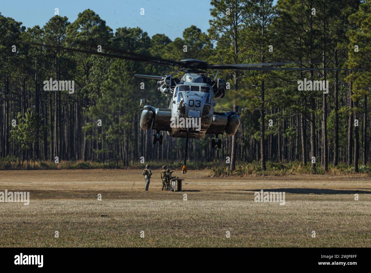 U.S. Marines mit Combat Logistics Battalion 8, Combat Logistics Regiment 2, 2nd Marine Logistics Group, befestigen einen schweren Strahl an einem CH-53E Super Hengst während eines Hubschrauberunterstützungsteams-Trainings für ihr Marine Corps Combat Readiness Evaluation (MCCRE) in Camp Lejeune, North Carolina, 15. Februar 2024. CLB-8's MCCRE ist die abschließende Bewertung des Bataillons, um die Kampfbereitschaft durch die Fähigkeit zu demonstrieren, wichtige Aufgaben der Mission zu erfüllen Marine Corps Foto von CPL. Mary Kohlmann) Stockfoto