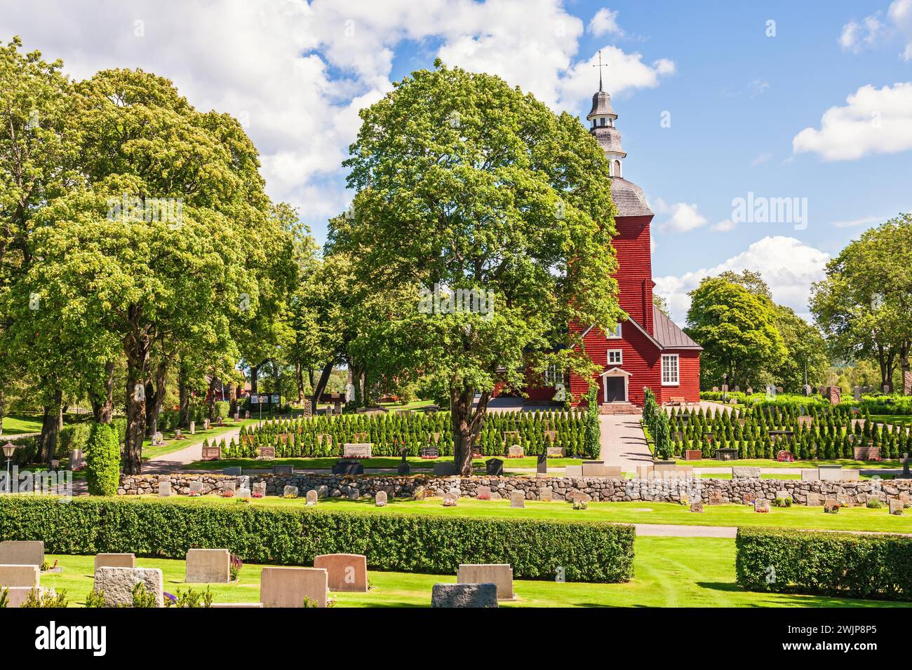 Habo-Kirche eine alte Holzkirche auf dem schwedischen Land mit dem Friedhof in Habo, Schweden Stockfoto