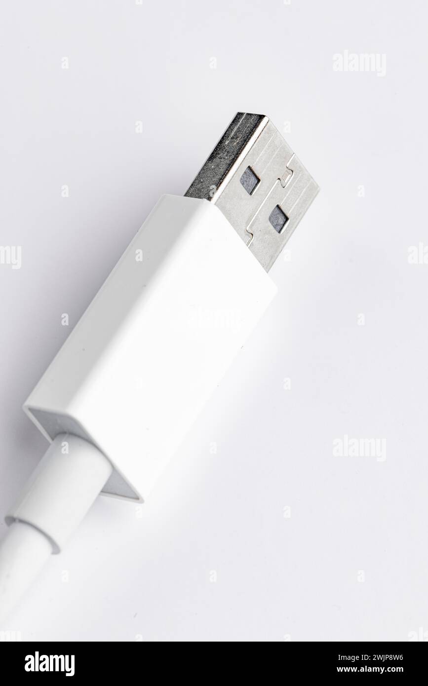 Nahaufnahme eines USB-Steckers vom Typ A auf weißem Hintergrund Stockfoto Nahaufnahme eines USB-Steckers vom Typ A auf weißem Hintergrund Stockfoto
