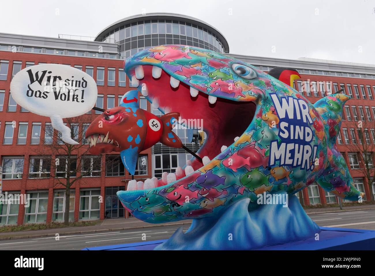 Wir sind mehr, großer Fisch isst kleine Fische, Motto „schweben gegen Rechtsextremismus“ von Jacques Tilly, Rose Monday Parade Düsseldorf, Nord Stockfoto