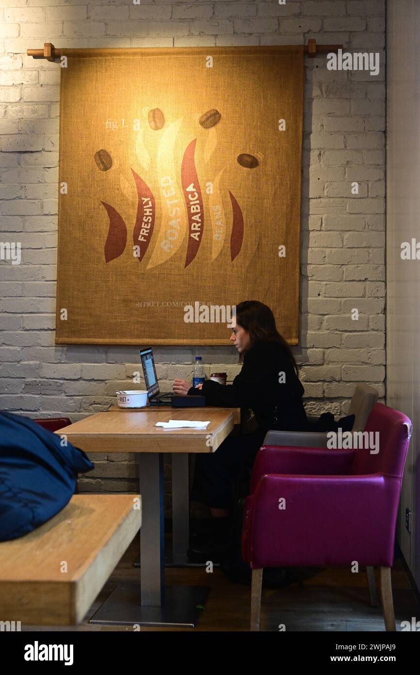 London, Großbritannien. Februar 2024. Gast bei einem Drink im Pret A Manger in Orchard Street, London, Großbritannien. Quelle: Siehe Li/Picture Capital/Alamy Live News Stockfoto