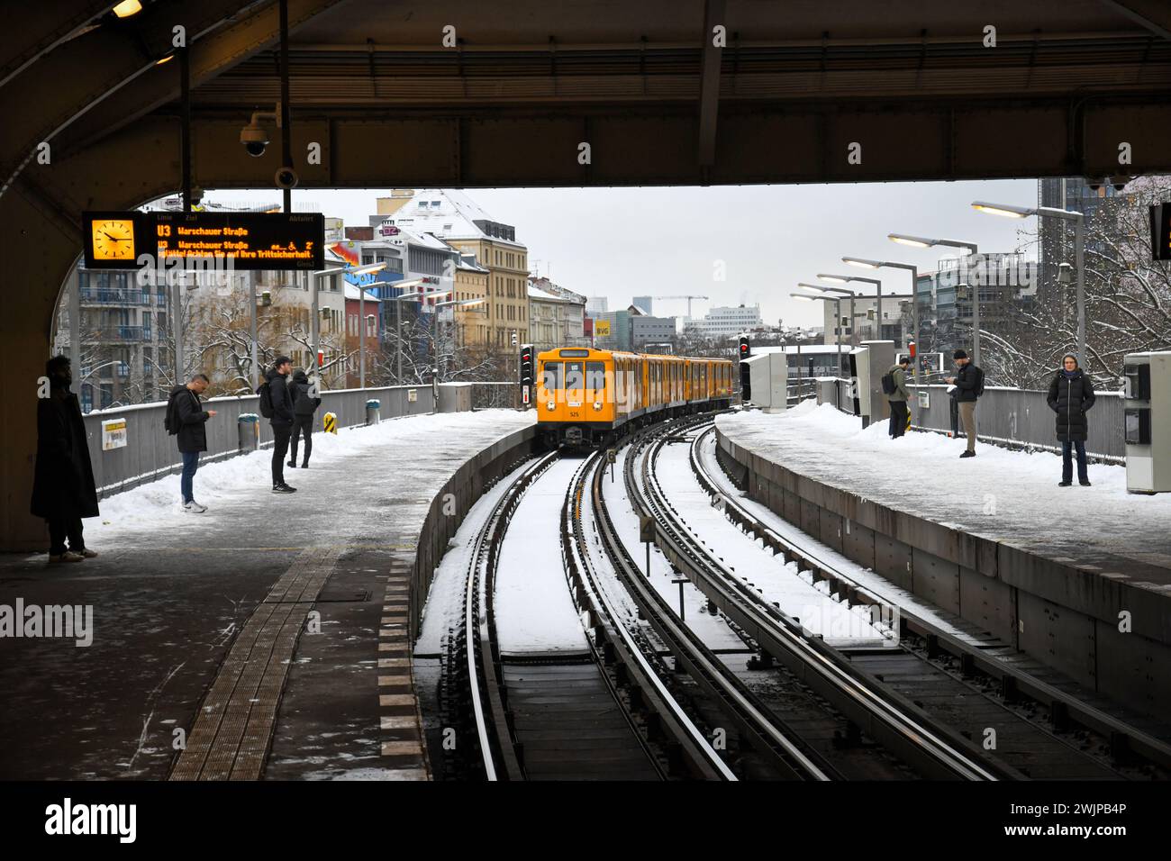 Berlin,Deutschland.01-15-2024.Berlin im Winter mit Schnee.öffentliche Verkehrsmittel,U-bahn Stockfoto
